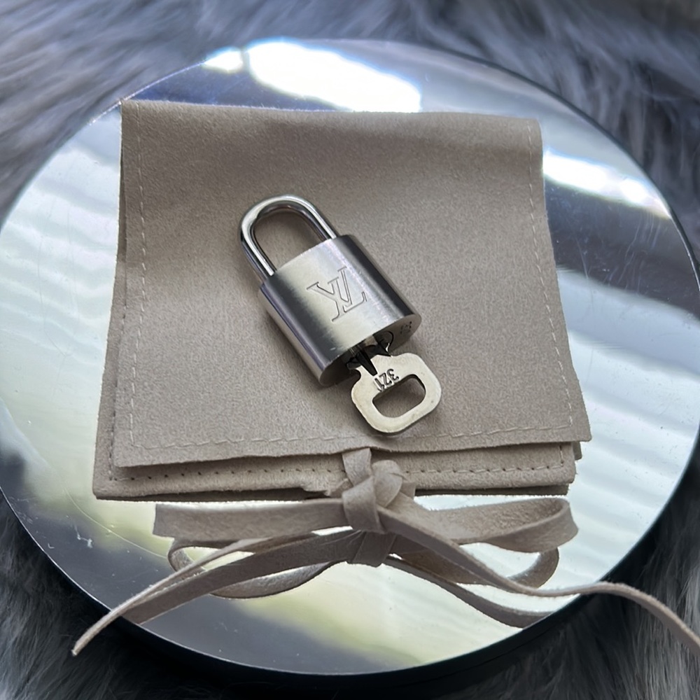 Authentic Silver Lv Lock & Key #321 - image 5